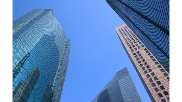 ビルの谷間の青空